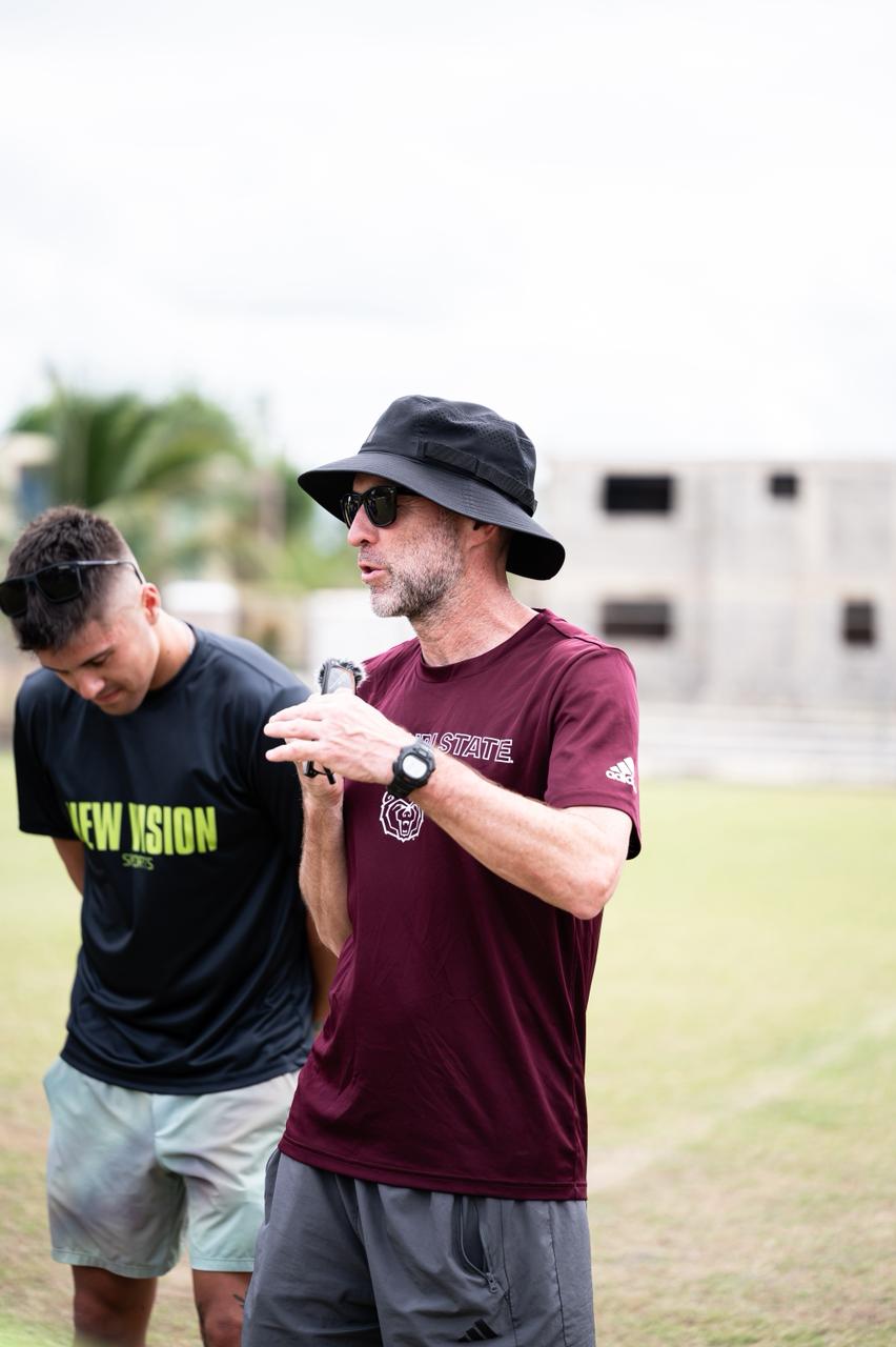 New Vision Sports reunido con el entrenador de Missouri State University, Michael Seabolt, en una sesión de reclutamiento NCAA División I