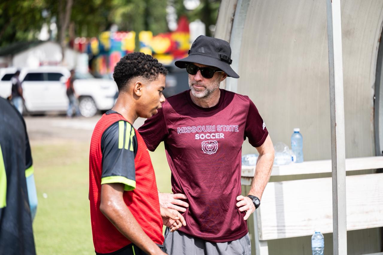 Cómo las conexiones con entrenadores NCAA abren puertas para las becas deportivas en USA